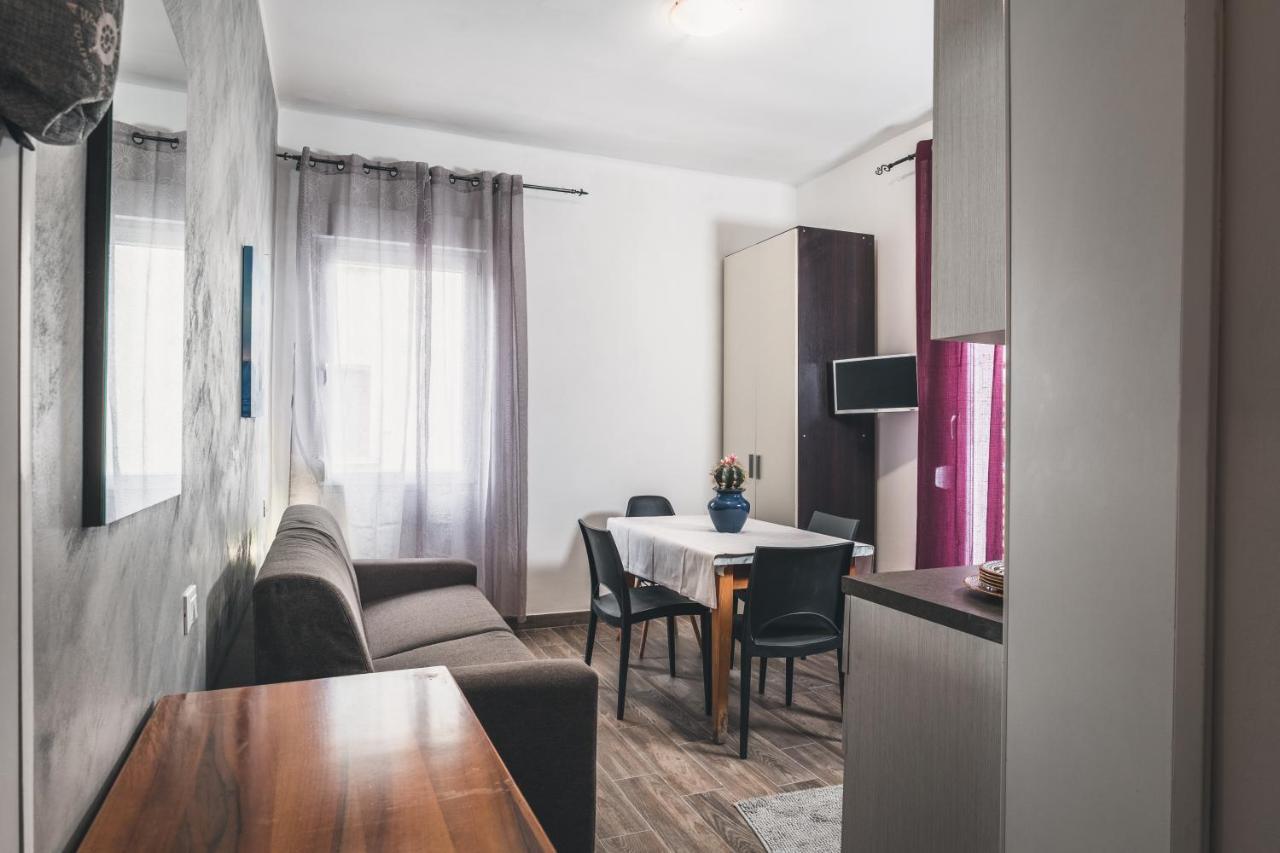 Bulldog Station Apartments With Private Wc, Ac, Tv เมสเตร ภายนอก รูปภาพ