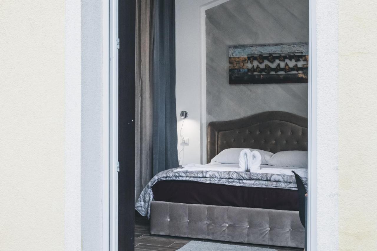 Bulldog Station Apartments With Private Wc, Ac, Tv เมสเตร ภายนอก รูปภาพ