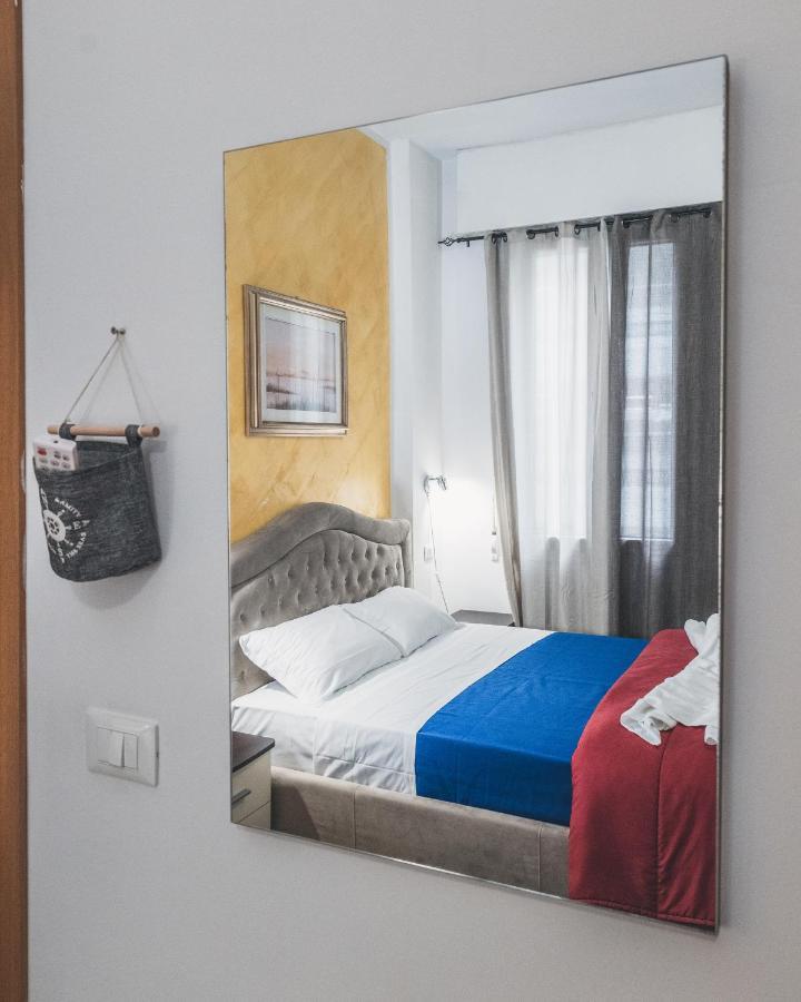 Bulldog Station Apartments With Private Wc, Ac, Tv เมสเตร ภายนอก รูปภาพ