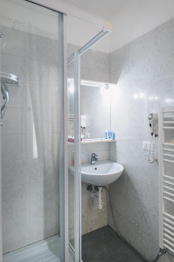 Bulldog Station Apartments With Private Wc, Ac, Tv เมสเตร ภายนอก รูปภาพ