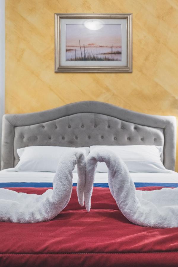 Bulldog Station Apartments With Private Wc, Ac, Tv เมสเตร ภายนอก รูปภาพ
