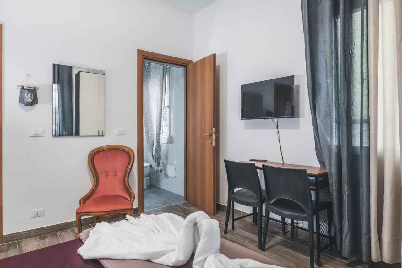 Bulldog Station Apartments With Private Wc, Ac, Tv เมสเตร ภายนอก รูปภาพ