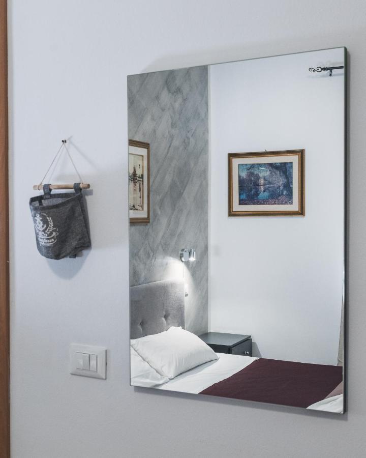 Bulldog Station Apartments With Private Wc, Ac, Tv เมสเตร ภายนอก รูปภาพ