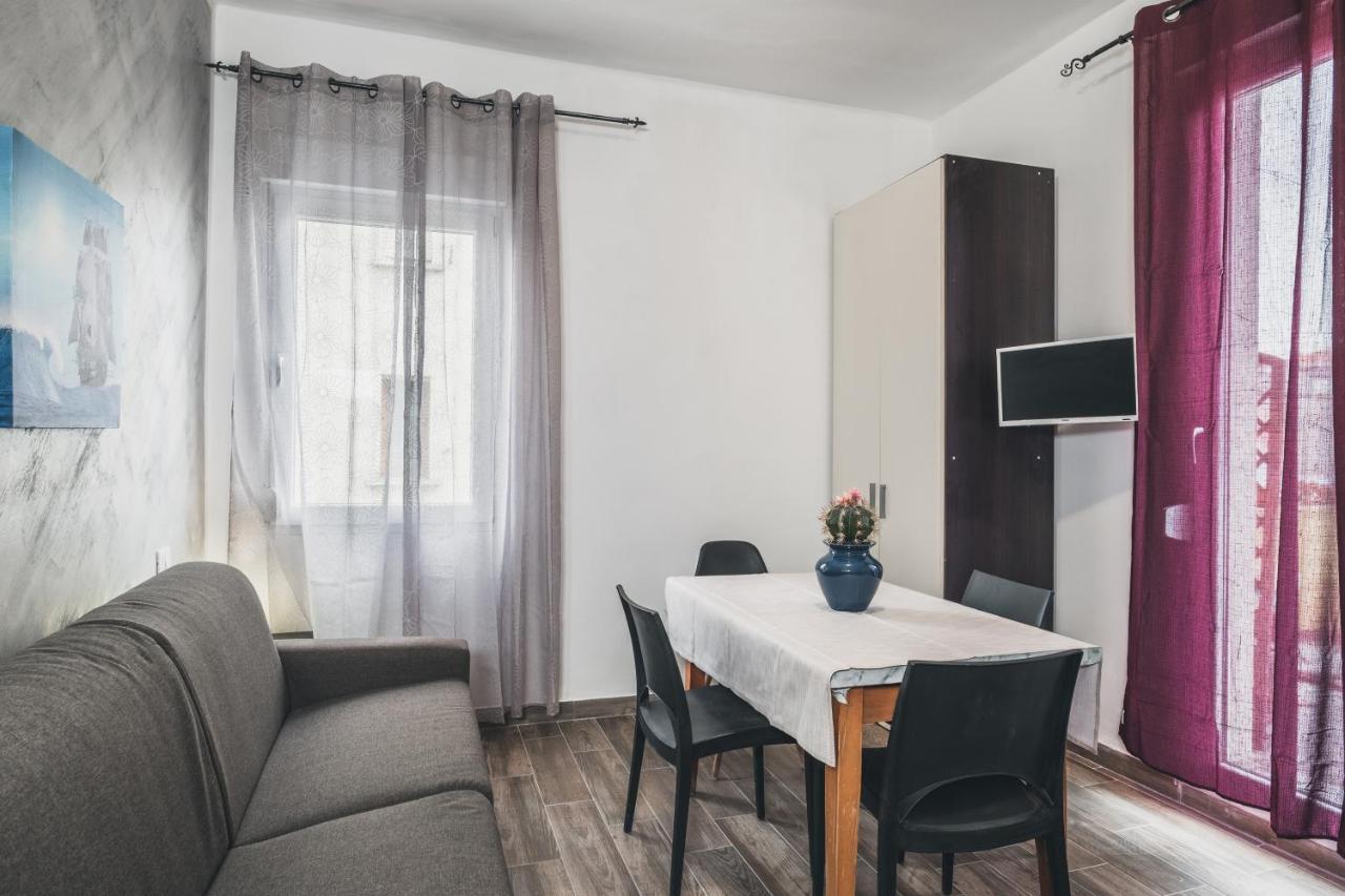 Bulldog Station Apartments With Private Wc, Ac, Tv เมสเตร ภายนอก รูปภาพ