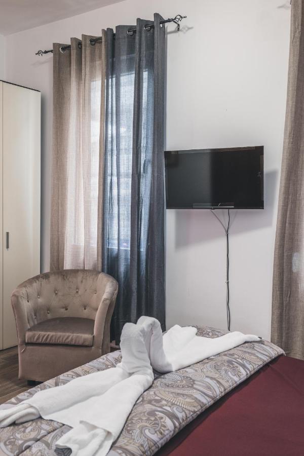 Bulldog Station Apartments With Private Wc, Ac, Tv เมสเตร ภายนอก รูปภาพ
