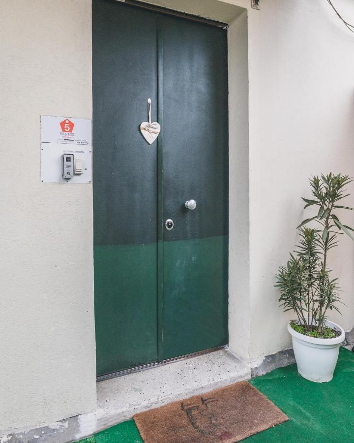 Bulldog Station Apartments With Private Wc, Ac, Tv เมสเตร ภายนอก รูปภาพ
