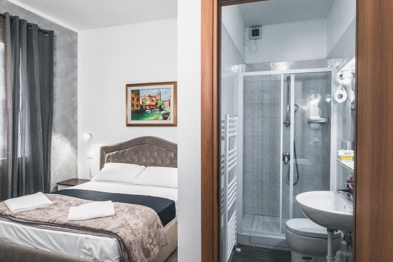 Bulldog Station Apartments With Private Wc, Ac, Tv เมสเตร ภายนอก รูปภาพ
