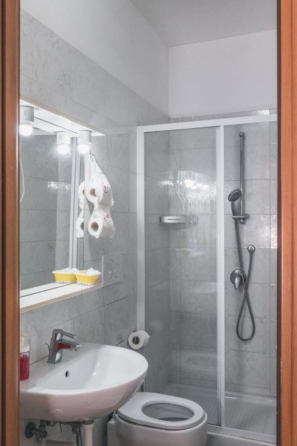Bulldog Station Apartments With Private Wc, Ac, Tv เมสเตร ภายนอก รูปภาพ