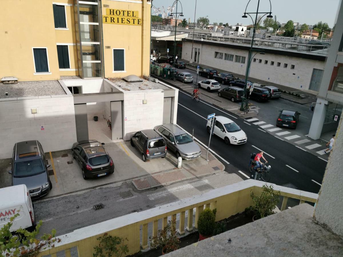 Bulldog Station Apartments With Private Wc, Ac, Tv เมสเตร ภายนอก รูปภาพ